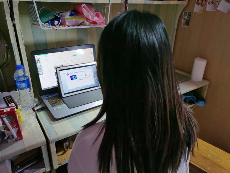 我院学生在宿舍观看复学第一课