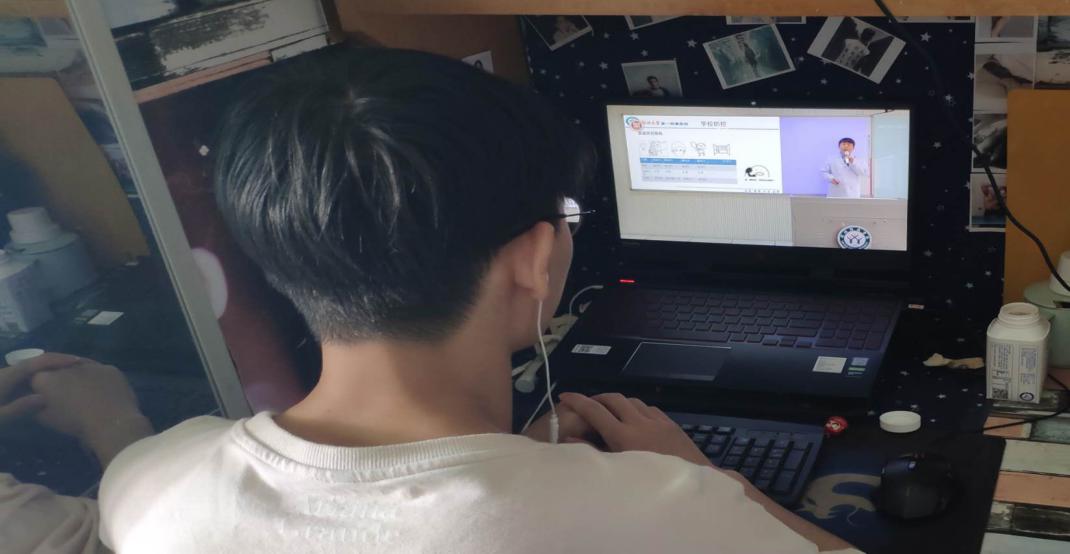 学生在宿舍观看直播