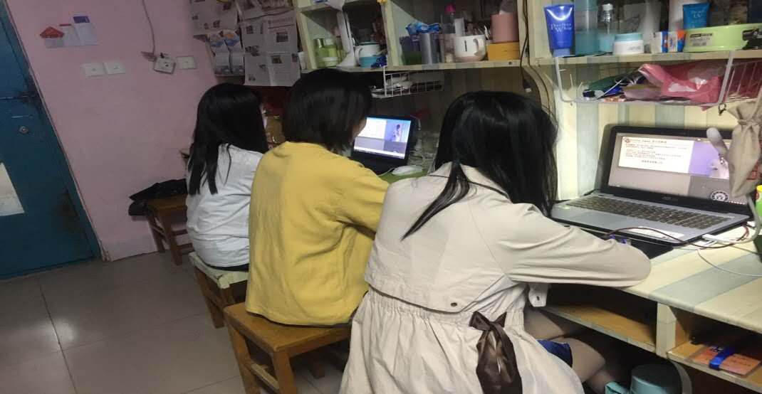 学生在宿舍观看校园防疫实操演练视频